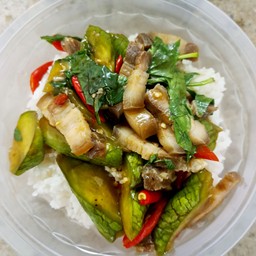 ข้าวราดมะเขือยาวผัดเต้าเจี้ยวใบโหระพา