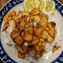 ข้าวหมูแดงกระเทียมพริกไทย