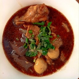 ก๋วยเตี๋ยว หมู รวม ไก่ น้ำตก พิเศษ