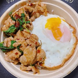 กระเพราหมูชิ้นพริกแห้งไข่ดาว