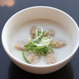 (S) โจ๊กลูกชิ้นหมูสูตรฮ่องกง 港式猪肉丸粥 Pork Meatball Congee (Contains Shrimp)