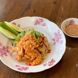 ชุดข้าวผัดกระเทียมกุ้งกรอบคั่วพริกเกลือ