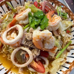 ยำมาม่ารวมมิตร กุ้ง ปลาหมึก หมูยอ หมูสับ