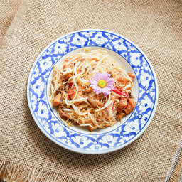 หมี่ผัดถั่วงอกหมูกรอบ