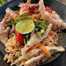 ยำมาม่าซุปเปอร์ตีนไก่