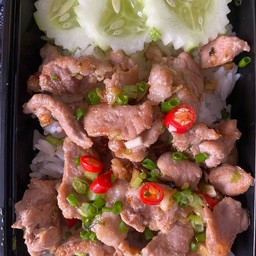 ข้าวหมูชิ้นผัดพริกเกลือ