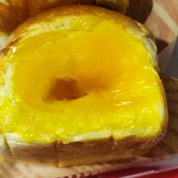 ขนมปังไส้ทะลัก เนยสดคาราเมล