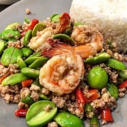 กุ้ง+หมูสับ ผัดสะตอราดข้าว