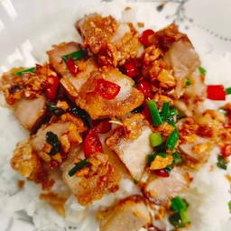 ข้าวหมูกรอบคั่วพริกเกลือ
