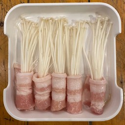 สามชั้นพันเห็ดเข็มทอง