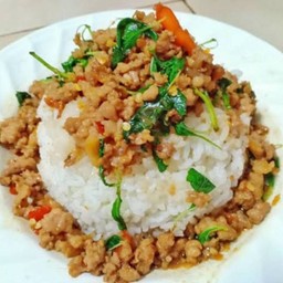 กระเพราหมู (ราดข้าว)