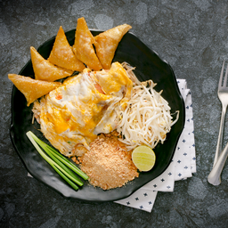 เกี๊ยวกรอบผัดไทกุ้งสด