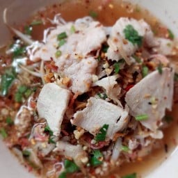 ก๋วยเตี๋ยวอร่อยข้างวัด