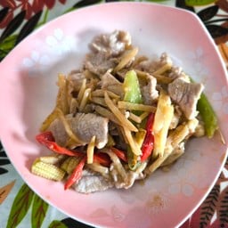 ผัดขิง (ขิงแก่เผ็ดร้อน) ราดข้าว