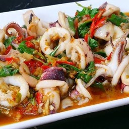 กระเพราปลาหมึกกับข้าว