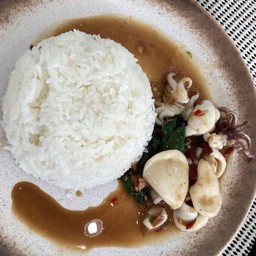 ข้าวกะเพราปลาหมึก