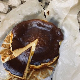 BASQUE BURNT CHEESE CAKE