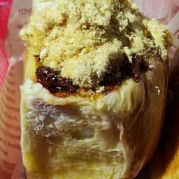 ขนมปังไส้ทะลัก หมูหยองพริกเผามายองเนส