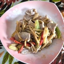 ผัดขิง (ขิงแก่เผ็ดร้อน) กับข้าว