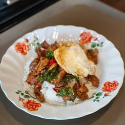 ชุดข้าวหน้ากะเพราหมูชิ้นไข่ดาว