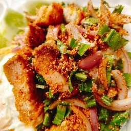 ข้าวยำหมูกรอบแซ่บ