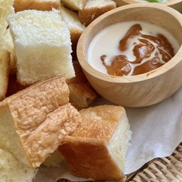 ขนมปังนึ่ง ครีมชาไทย