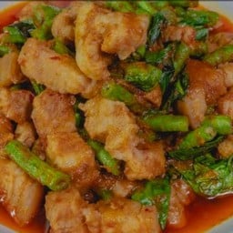 หมูสามชั้นผัดพริกแกง