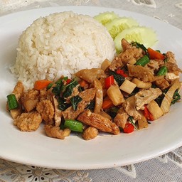 ข้าวผัดกระเพรารวมมิตรเจ