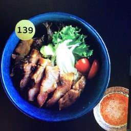 139.ข้าวหน้าหมูย่าง ซอสแซ่บ