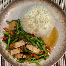 ข้าวผักบุ้งหมูกรอบ