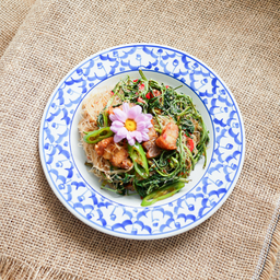 หมี่ผัดกระเฉดหมูกรอบ