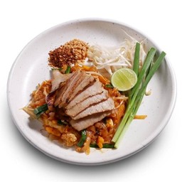 ผัดไทยเส้นจันท์คอหมูย่างไฟลุก