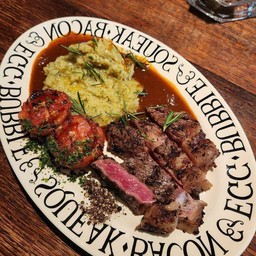 Grilled beef + tomato + mash potato gravy