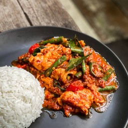 ผัดพริกแกงถั่วฝักยาว (ราดข้าว)