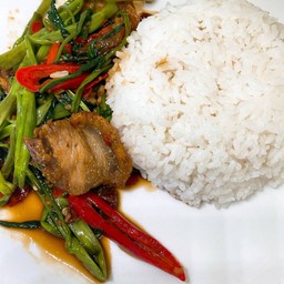 ข้าวผักบุ้งหมูกรอบ