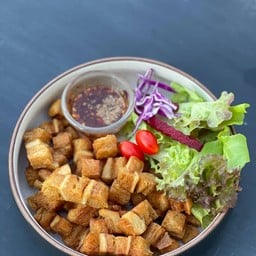 หมูกรอบทอด เจ