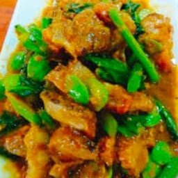 หมูกรอบผัดสะตอ
