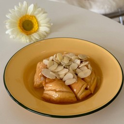 ปังกลมนมข้นอัลมอนด์