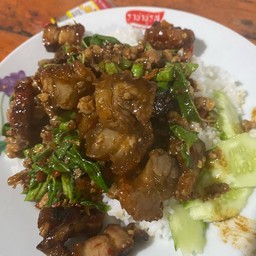 ข้าวราดคะน้าหมูกรอบ