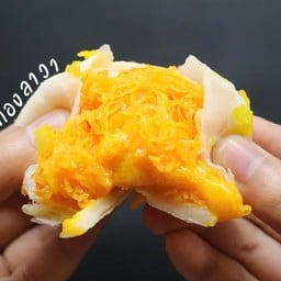 ขนมเปี๊ยะฝอยทองไข่เค็มลาวา