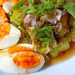 ยำมะเขือเผาหมูสับไข่ต้ม