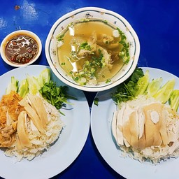 ข้าวมันไก่ต้มผสมทอดพิเศษกับข้าวมันไก่ต้มพิเศษ