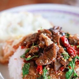 ข้าวกระเพราเนื้อชิ้น