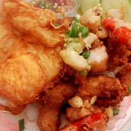 ข้าวหมูทอดพริกกระเทียม+ไข่ดาวกรอบและน้ำซุป