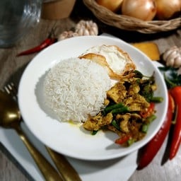 ข้าวไก่ผัดเครื่องแกงไข่ดาว