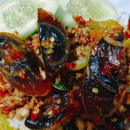 ผัดกระเพราไข่เยี่ยวม้า