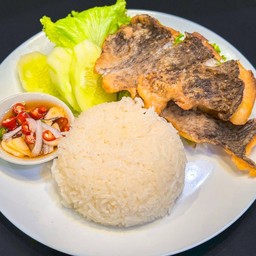 อิ่มละมุน (ข้าวปลาแกะกระเทียมกรอบ)
