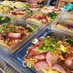 บะหมี่เกี๊ยวแห้งหมูย่าง ใส่กล่องแยกน้ำราด(กล่อง)