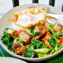 คะน้าหมูกรอบ