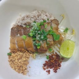 ก๋วยเตี๋ยวแห้งต้มยำหมูกรอบ